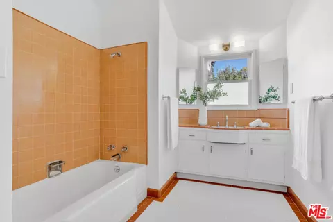 Bath - 1901 Montecito Dr, Glendale, CA 91208 photo 1 of 5