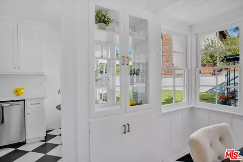 Entry Way - 1901 Montecito Dr, Glendale, CA 91208 photo 5 of 8