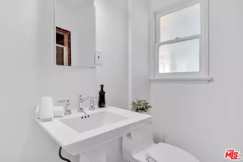 Bath - 1901 Montecito Dr, Glendale, CA 91208 photo 3 of 5