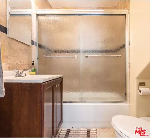 Bath - 534 Maine Ave, Long Beach, CA 90802 photo 1 of 2