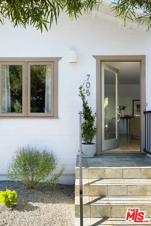 705 Tularosa Dr, Los Angeles, CA 90026