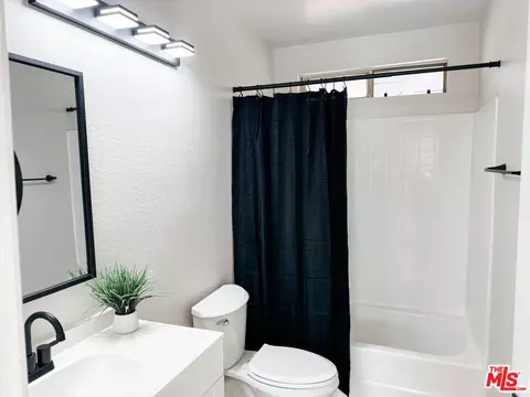 Bath - 159 Avocado Ave, Perris, CA 92571 photo 2 of 4