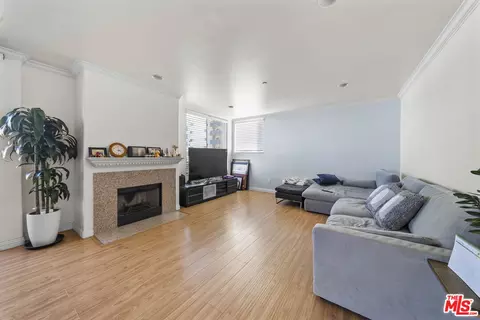 1049 S Hobart Blvd #203, Los Angeles, CA 90006