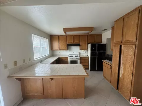 2425 W Buena Vista Dr, Rialto, CA 92377 photo 5