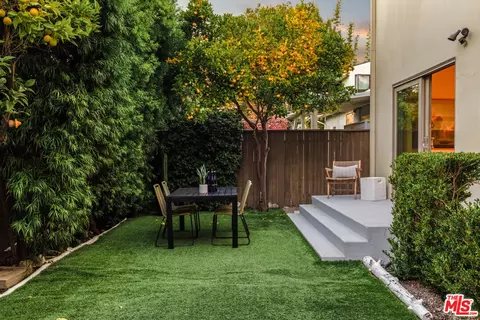 Exterior - 2425 Frey Ave, Venice, CA 90291 photo 6 of 8
