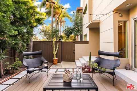Exterior - 2425 Frey Ave, Venice, CA 90291 photo 5 of 8