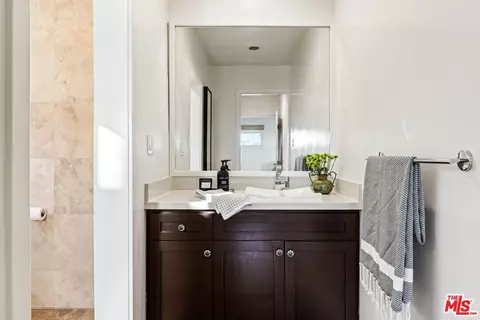 Bath - 2425 Frey Ave, Venice, CA 90291 photo 3 of 3