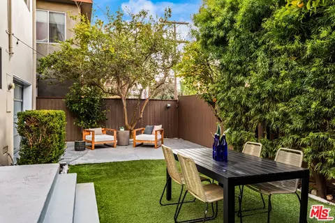 Exterior - 2425 Frey Ave, Venice, CA 90291 photo 7 of 8