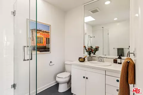 Bath - 2425 Frey Ave, Venice, CA 90291 photo 2 of 3