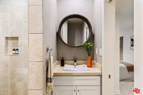 Bath - 2425 Frey Ave, Venice, CA 90291 photo 1 of 3