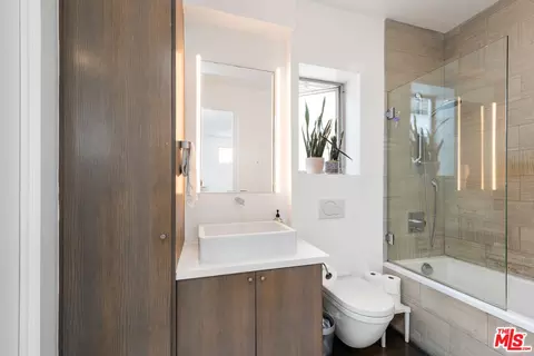 Bath - 705 Sunset Ave, Venice, CA 90291 photo 1 of 3