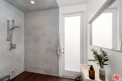 Bath - 705 Sunset Ave, Venice, CA 90291 photo 2 of 3