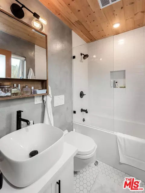 Bath - 705 Sunset Ave, Venice, CA 90291 photo 3 of 3