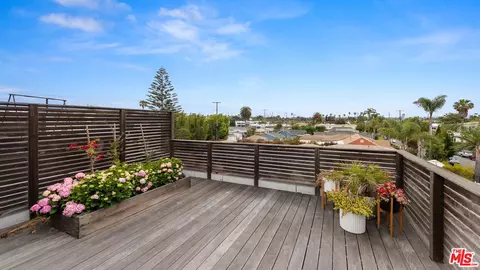 Exterior - 705 Sunset Ave, Venice, CA 90291 photo 7 of 11