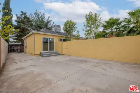 18925 Hart St, Reseda, CA 91335 photo 4