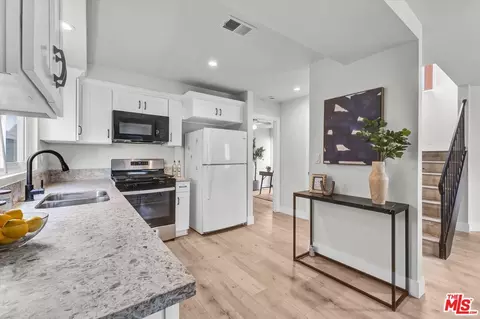 Entry Way - 706 Anzac Cir, Compton, CA 90220 photo 3 of 5
