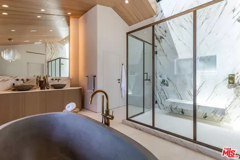 Bath - 29130 Cliffside Dr, Malibu, CA 90265 photo 2 of 4
