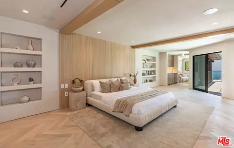 Bedroom - 29130 Cliffside Dr, Malibu, CA 90265 photo 1 of 7