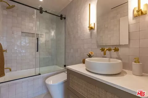 Bath - 29130 Cliffside Dr, Malibu, CA 90265 photo 3 of 4