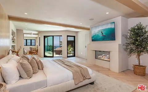 Bedroom - 29130 Cliffside Dr, Malibu, CA 90265 photo 2 of 7