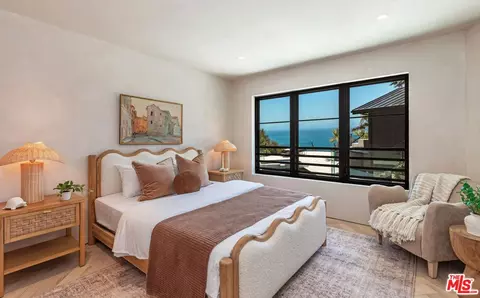 Bedroom - 29130 Cliffside Dr, Malibu, CA 90265 photo 4 of 7