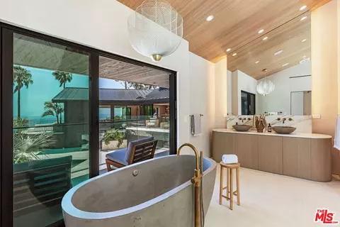 Bath - 29130 Cliffside Dr, Malibu, CA 90265 photo 1 of 4