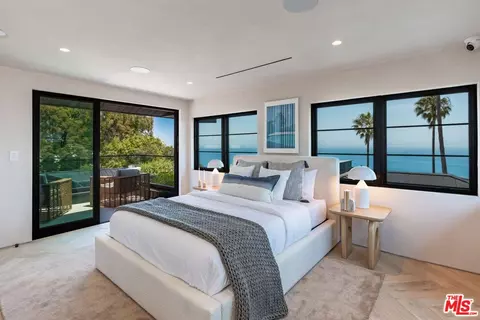 Bedroom - 29130 Cliffside Dr, Malibu, CA 90265 photo 3 of 7