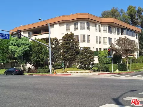 10409 Riverside Dr #304, Toluca Lake, CA 91602