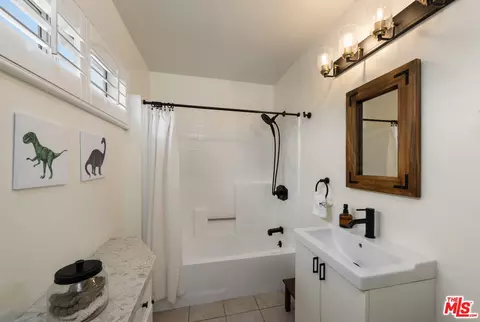 Bath - 11028 Eldora Ave, Sunland, CA 91040 photo 3 of 3
