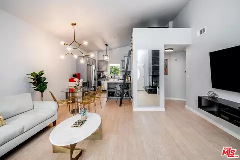 4447 W Lakeside Dr #202, Burbank, CA 91505