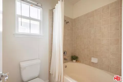 Bath - 22931 Mission Dr, Carson, CA 90745 photo 4 of 7
