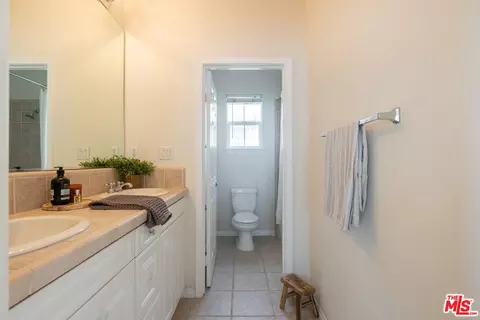 Bath - 22931 Mission Dr, Carson, CA 90745 photo 2 of 7