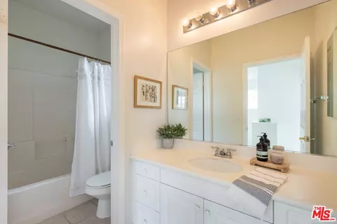 Bath - 22931 Mission Dr, Carson, CA 90745 photo 5 of 7