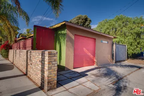 Exterior - 802 Superba Ave, Venice, CA 90291 photo 6 of 7
