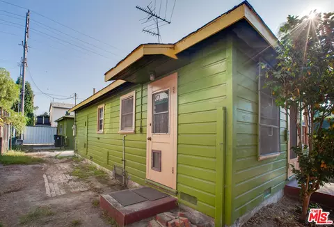 Exterior - 802 Superba Ave, Venice, CA 90291 photo 2 of 7