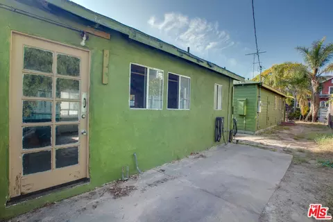 Exterior - 802 Superba Ave, Venice, CA 90291 photo 5 of 7