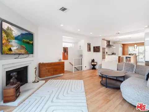 905 Pine Grove Ave, Los Angeles, CA 90042