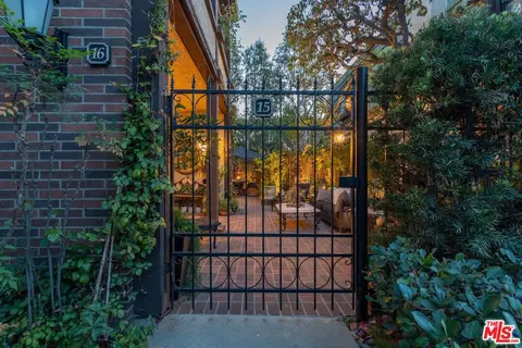 885 S Orange Grove Blvd #15, Pasadena, CA 91105