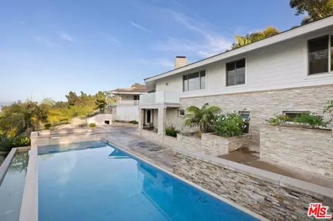 Exterior - 2 Pine Tree Ln, Rolling Hills, CA 90274 photo 6 of 11