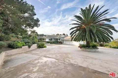 Exterior - 2 Pine Tree Ln, Rolling Hills, CA 90274 photo 2 of 11