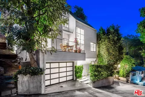 10525 S Selkirk Ln, Los Angeles, CA 90077