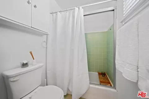 Bath - 819 E 4th St #15, Long Beach, CA 90802 photo 1 of 3