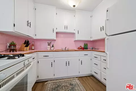 Kitchen - 819 E 4th St #15, Long Beach, CA 90802 photo 3 of 3