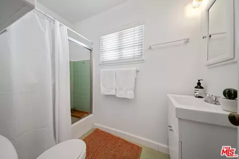 Bath - 819 E 4th St #15, Long Beach, CA 90802 photo 2 of 3