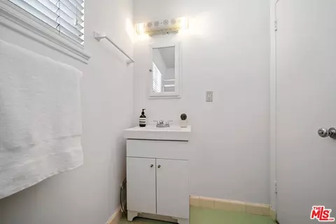 Bath - 819 E 4th St #15, Long Beach, CA 90802 photo 3 of 3