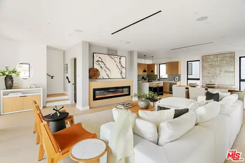 4555 Ambrose Ave, Los Angeles, CA 90027