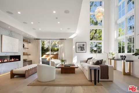 11500 San Vicente Blvd #221, Los Angeles, CA 90049