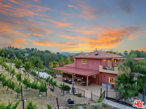4886 Calderon Rd, Woodland Hills, CA 91364