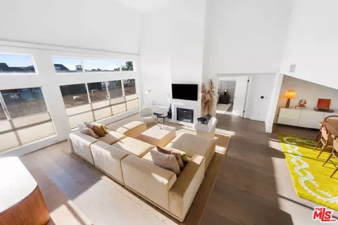 11690 Montana Ave #PH303, Los Angeles, CA 90049