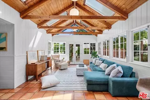 19627 Oxnard St, Tarzana, CA 91356